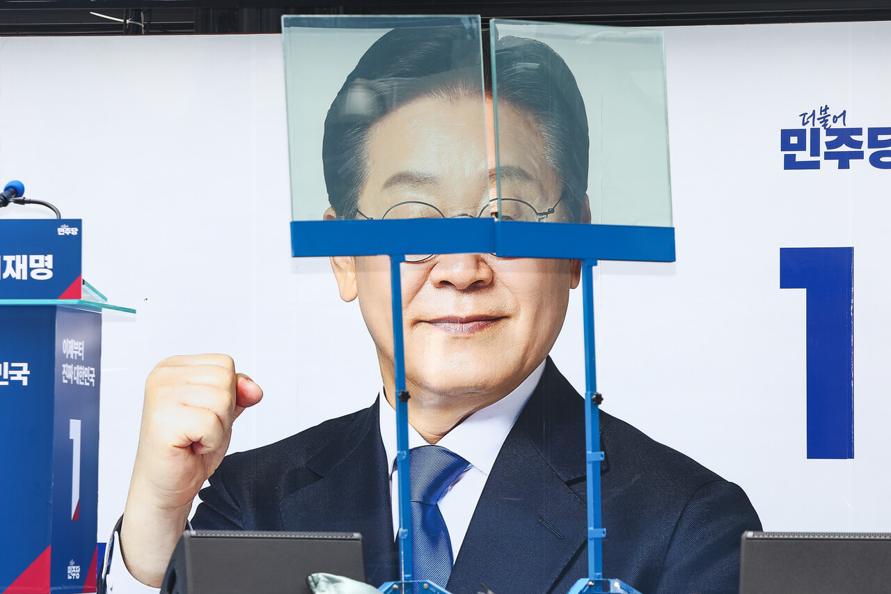 19일 서울 용산구 용산역 광장에 열린 이재명 더불어민주당 대선 후보 집중 유세에 방탄유리가 설치된 유세차량이 처음 등장했다. ⓒ손상민 사진기자