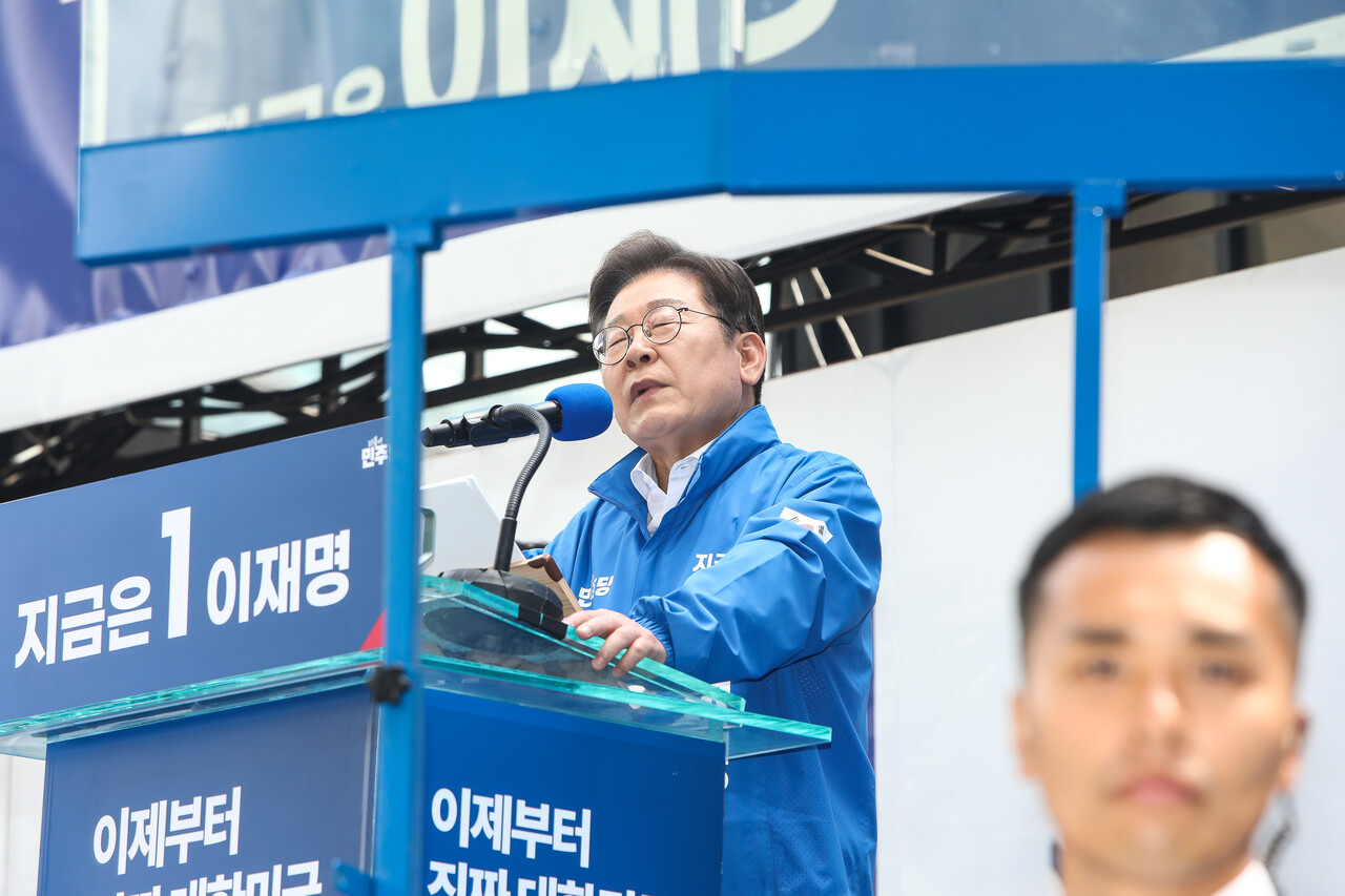 이재명 더불어민주당 대선후보가 19일 서울 용산역 광장에서 열린 유세에서 방탄유리 안에서 유세를 하고 있다. ⓒ손상민 사진기자