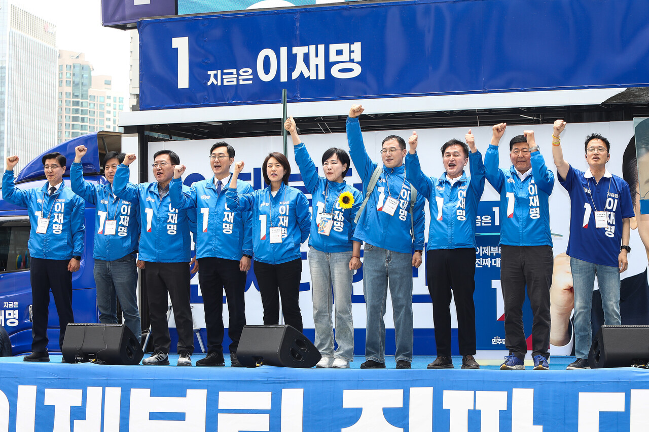 19일 서울 용산역 광장에서 열린 이재명 더불어민주당 대선 후보의 유세 현장에서 고민정 의원과 전현희 의원이 연단 중앙에서 손을 치켜 올리고 있다. ⓒ손상민 사진기자