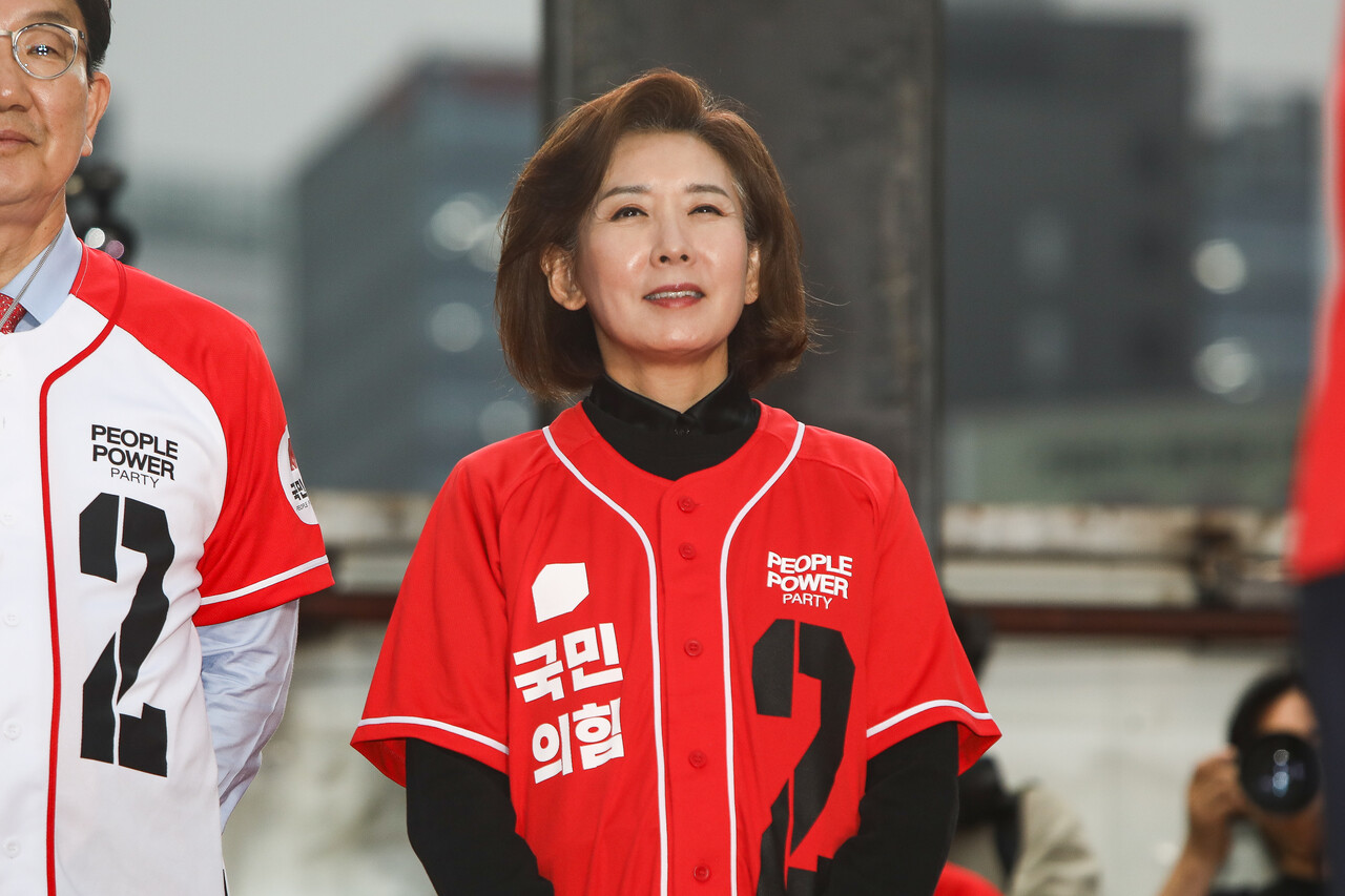 19일 서울역 광장에서 열린 김문수 국민의힘 대선 후보의 유세 현장에서 나경원 의원이 김문수 후보를 지지하기 위해 유세에 참가하고 있다. ⓒ손상민 사진기자