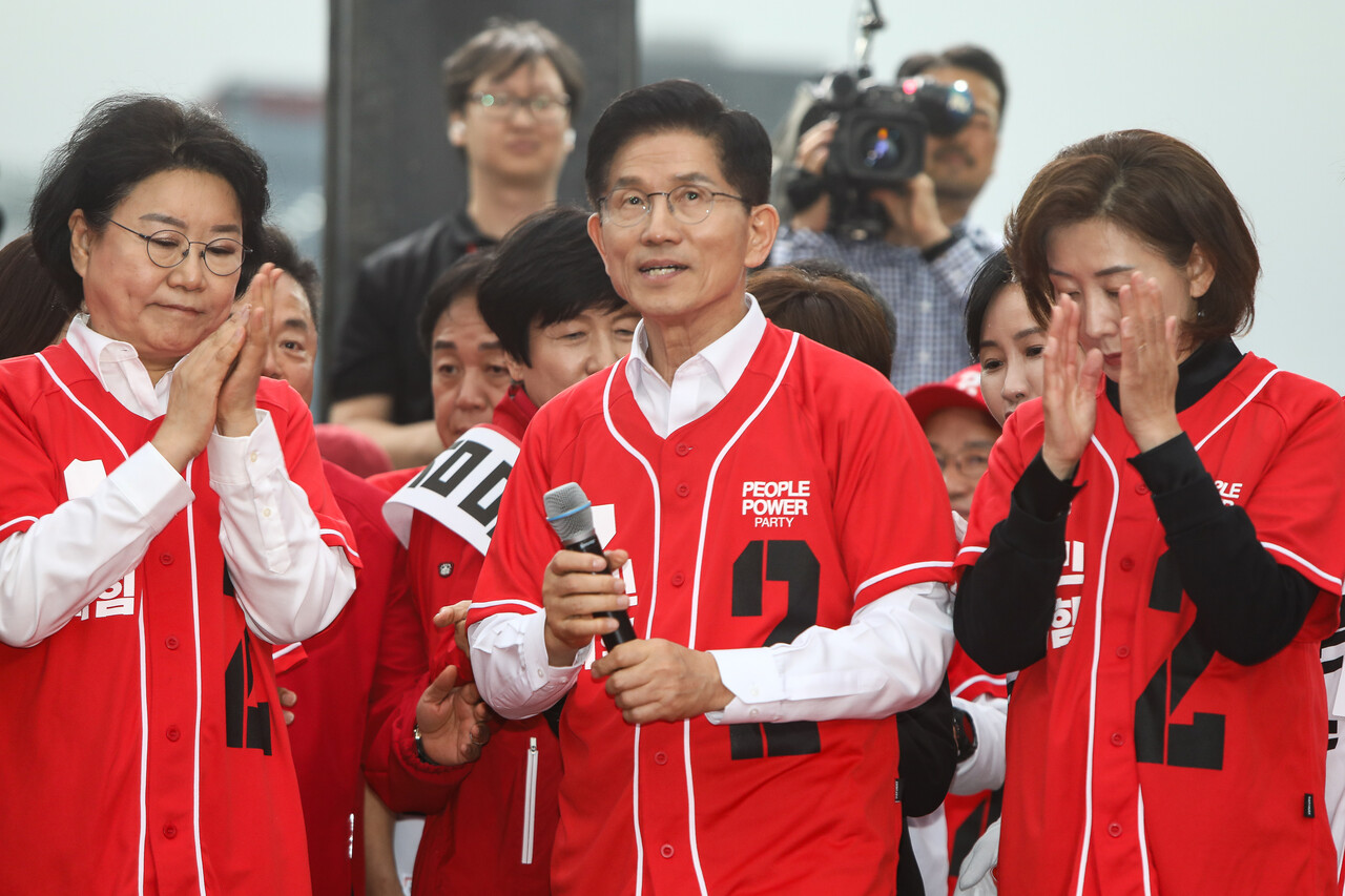 19일 서울역 광장에서 열린 김문수 국민의힘 대선 후보의 유세 현장에 나경원 의원(오른쪽)과 이혜훈 전 의원도 참여해 지지를 호소했다.ⓒ손상민 사진기자