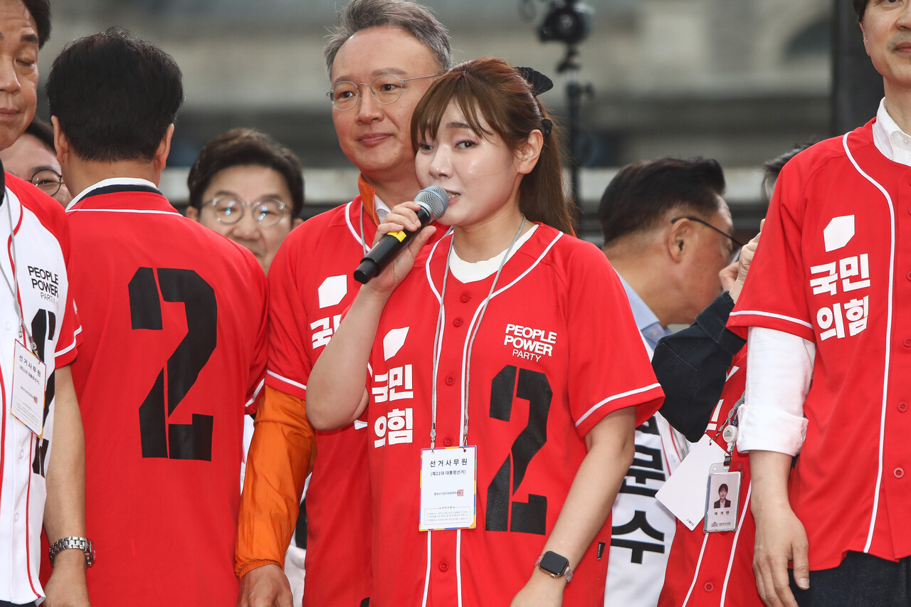 19일 서울역 광장에서 열린 김문수 국민의힘 대선 후보의 유세 현장에서 김예지 의원이 발언하고 있다.  ⓒ손상민 사진기자