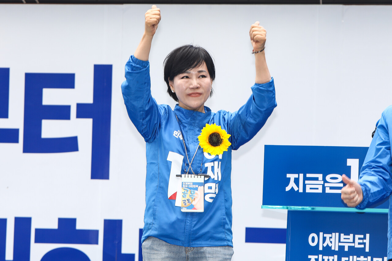 19일 서울 용산역 광장에서 열린 이재명 더불어민주당 대선 후보의 유세 현장에서 전현희 의원이 연단에 올라 발언을 준비하고 있다. ⓒ손상민 사진기자