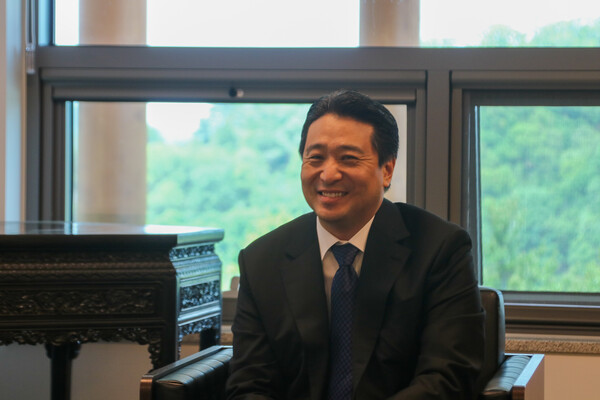 예술을 사랑하는 이들에게 예술을 즐길 기회를 제공하고 커뮤니티를 늘리는 것도 ‘문화보국’ 정신과 부합한다는 전인건 대구간송미술관 관장. 그는 메타버스, 미디어아트, NFT 등 기술을 결합한 우리 문화유산에 대한 큰 변화를 이끌어내고 있다는 평을 받고 있다. ⓒ대구간송미술관