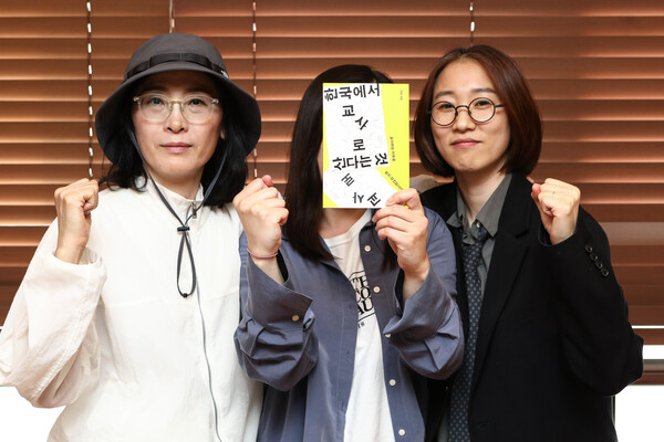 스승의 날을 앞둔 5월 13일 (왼쪽부터) 지혜복 교사, 최현희 교사(활동명 마중물), 가넷(활동명) 교사가 서울 종로구 여성신문사에 모였다. ⓒ손상민 사진