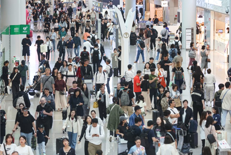 임시공휴일로 지정된 국군의 날과 개천절을 포함한 징검다리 연휴를 앞둔 27일 오전 인천 영종도 인천국제공항 제1여객터미널 면세구역이 여행객 등으로 붐비고 있다. ⓒ연합뉴스