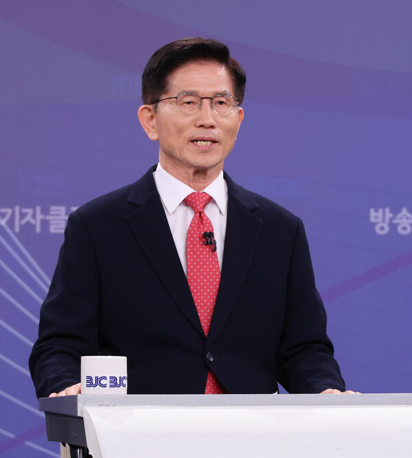 21일 국민의힘 김문수 대선 후보(가운데)가 경기 고양시 MBN 미디어센터에서 열린 한국방송기자클럽 대선 후보 초청 토론회에서 발언하고 있다. ⓒ연합뉴스(국회사진기자단)