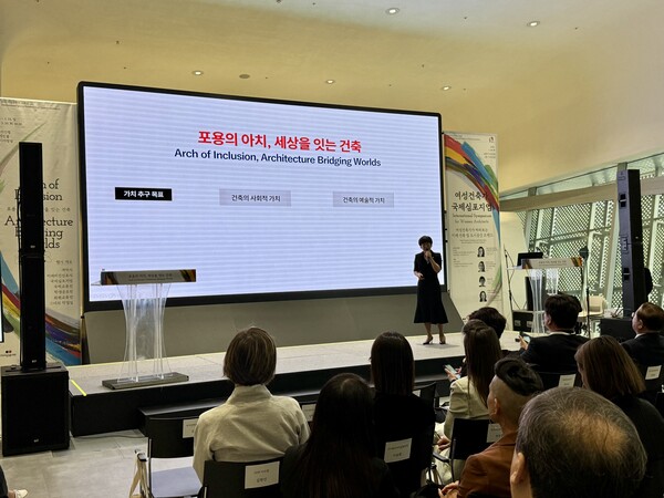 (사)한국여성건축가협회(회장 신경선)가 20일 서울 동대문디자인플라자(DDP) 디자인랩에서 ‘2025 여성건축가 기획전’ 개막식을 열고 2050 미래 비전을 선포하고 있다. ⓒ이세아 기자