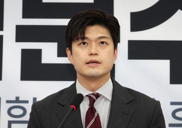 국민의힘 김용태 비상대책위원장이 21일 서울 여의도 국회에서 기자회견을 열고 김건희 여사와 관련한 문제 등과 관련해 발언하고 있다. ⓒ연합뉴스