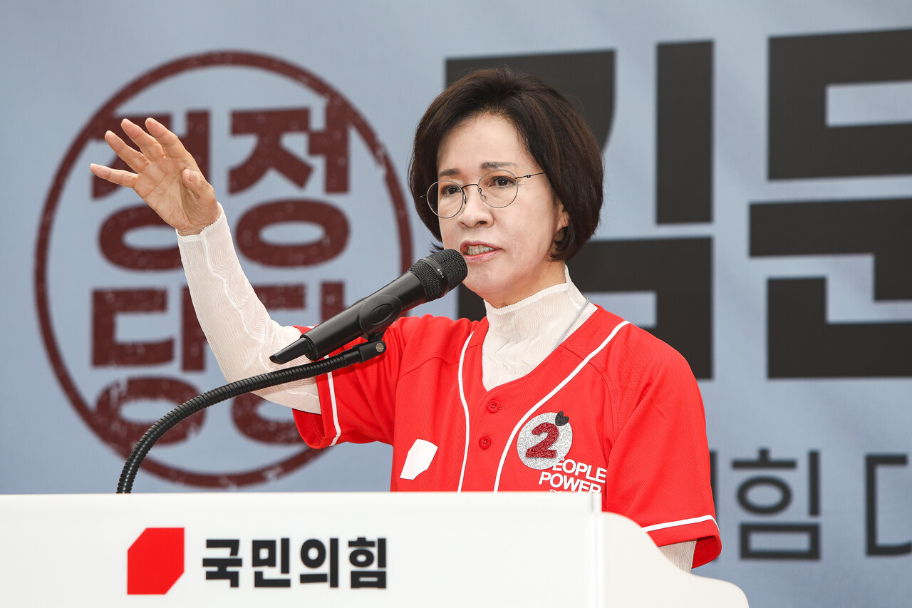 21일 국민의힘 당사 다목적홀에서 열린 ‘정정당당 여성본부 필승 결의대회’에서 이인선 의원과 설난영 여사가 대화를 나누고 있다. ⓒ손상민 사진기자