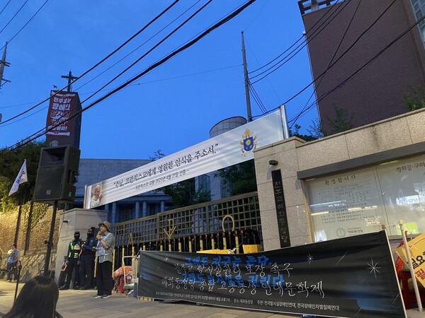 지난 4월30일 혜화동성당 앞에서 열린 연대문화제 현장. ⓒ정보라 작가 제공