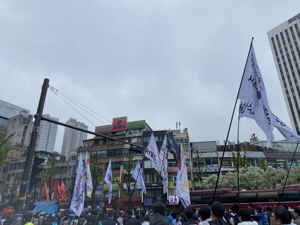 민주노총 조합원들이 5월1일 오후 서울 중구 숭례문 인근에서 ‘내란세력 청산! 노동기본권 쟁취! 사회대개혁 실현! 2025 세계노동절대회’를 열고 거리 행진을 하고 있다. ⓒ정보라 작가 제공