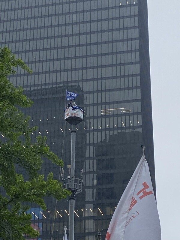 민주노총 주최로 5월1일 서울 중구 숭례문 인근에서 ‘내란세력 청산! 노동기본권 쟁취! 사회대개혁 실현! 2025 세계노동절대회’ 거리 행진 중, 고공농성 중인 김형수 금속노조 거제통영고성 조선하청지회장을 만났다. ⓒ정보라 작가 제공