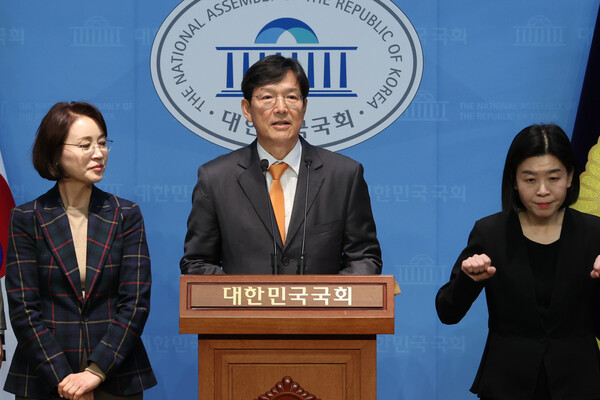 함익병 개혁신당 선거관리위원장이 지난 3월 18일 서울 여의도 국회 소통관에서 조기 대선의 개혁신당 대선 후보로 이준석 의원을 선출한 투표결과를 설명하고 있다. ⓒ연합뉴스