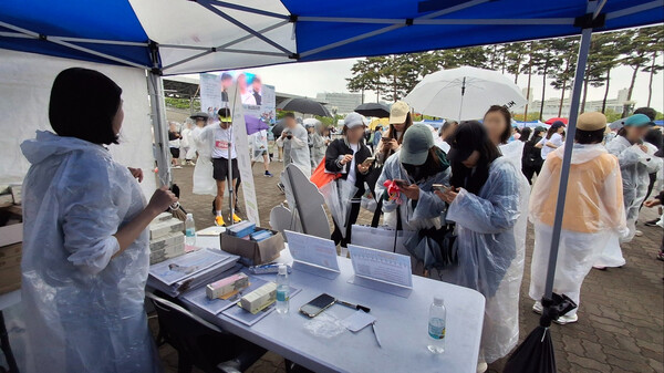 (사)여성·문화네트워크는 지난 5월 3일 서울 마포구 월드컵공원 평화광장에서 열린 '올해의 주인공을 찾습니다'라는 주제로 '양성평등문화상' 홍보 부스를 운영했다. ⓒ (사)여성·문화네트워크