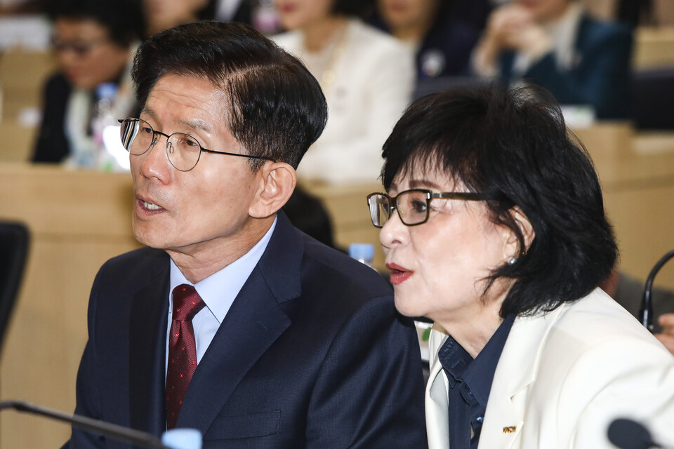  22일 서울 용산구 한국여성단체협의회에서 열린 한국여성단체협의회-국민의힘 정책협약식에 참석한 김문수 국민의힘 대선 후보와 허명 한국여성단체협의회 회장. ⓒ손상민 사진기자