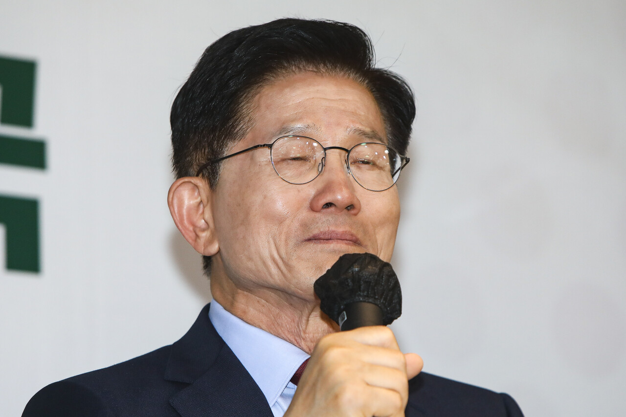 22일 서울 한국여성단체협의회 사무실에서 열린 ‘국민의힘·한국여성단체협의회 정책협약식’에 참석한 김문수 국민의힘 대선 후보가 발언 도중 눈시울을 붉혔다. ⓒ손상민 사진기자