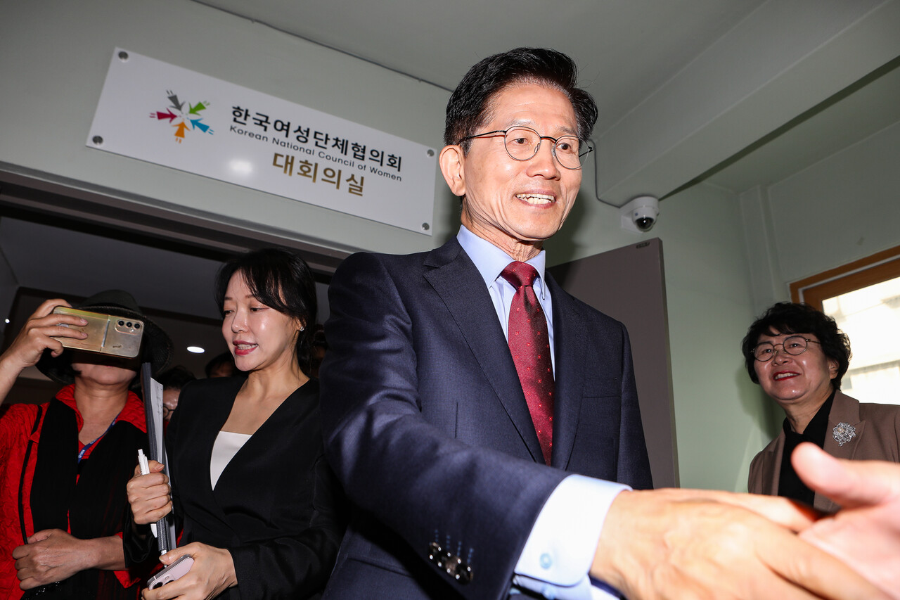 22일 서울 용산구 한국여성단체협의회 사무실에서 열린 ‘국민의힘·한국여성단체협의회 정책협약식’에서 김문수 국민의힘 대선 후보가 협약식을 마친 후 밖으로 나서고 있다. ⓒ손상민 사진기자