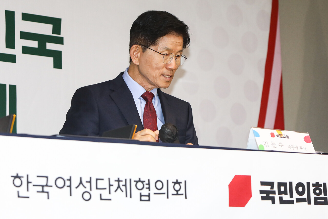 22일 서울 한국여성단체협의회 사무실에서 열린 ‘국민의힘·한국여성단체협의회 정책협약식’에서 김문수 국민의힘 대선 후보가 발언을 준비하고 있다. ⓒ손상민 사진기자