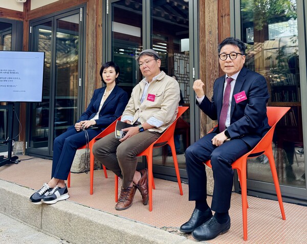 ISEA 2025 의장을 맡은 노소영 아트센터 나비 관장, 공동의장을 맡은 이중식 서울대 문화예술원 원장, 명예의장인 심상용 서울대미술관 관장이 지난 14일 서울 종로구 나비미래연구소에서 열린 기자간담회에서 행사에 대해 설명하고 있다.  ⓒ이세아 기자