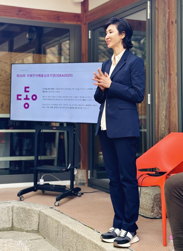 ISEA 2025 의장을 맡은 노소영 아트센터 나비 관장이 지난 14일 서울 종로구 나비미래연구소에서 열린 기자간담회에서 행사에 대해 설명하고 있다. ⓒ이세아 기자
