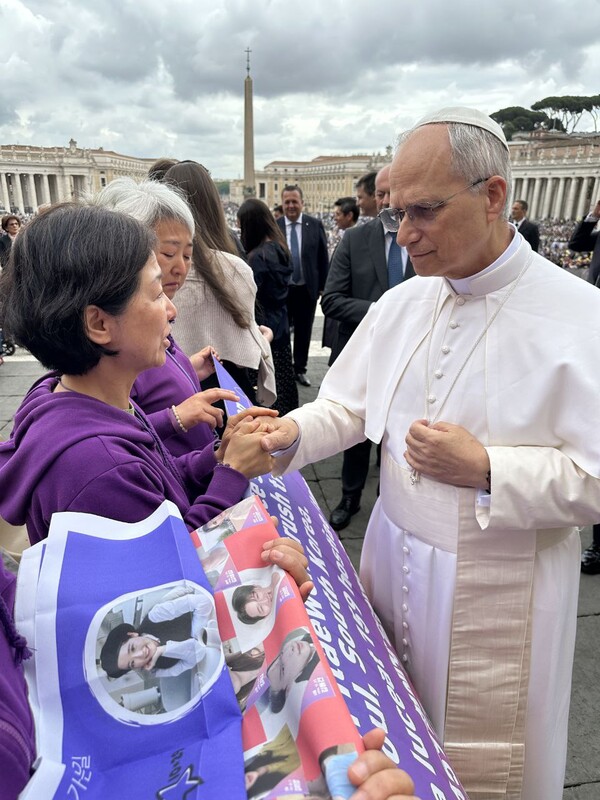 지난 21일(현지시간) 오전 9시 바티칸 성 베드로 광장에서 열린 교황 레오 14세의 첫 일반 알현에서 이태원 참사 희생자 고(故) 이상은(세례명 실비아)씨의 어머니 강선이(세례명 로즈마리) 씨 부부가 교황을 만났다. ⓒ10.29 이태원참사 유가족협의회 제공