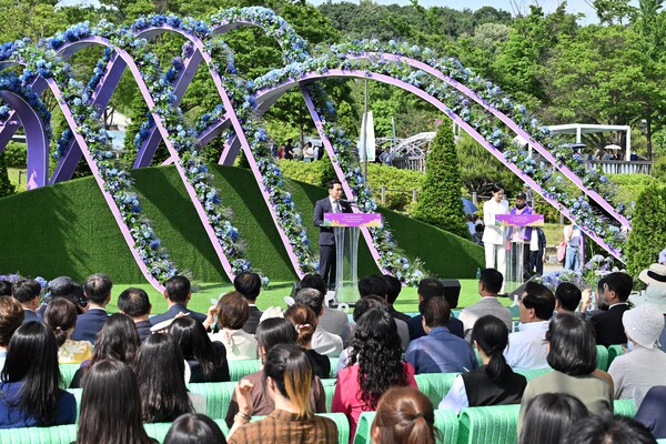 서울특별시의회 환경수자원위원회 임만균 위원장이 ‘2025 서울국제정원박람회’ 개막식 행사에 참석했다. ⓒ서울시