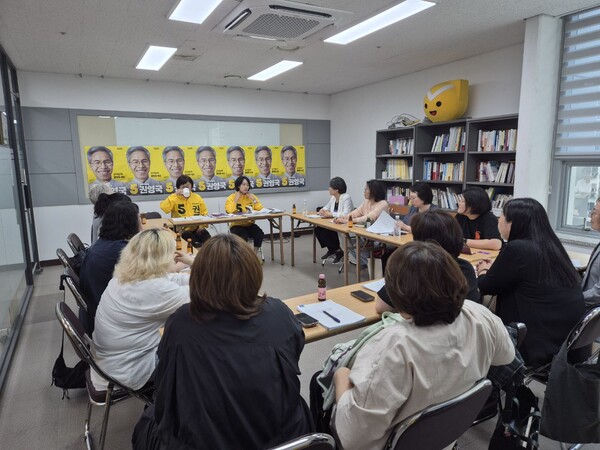 권영국 민주노동당 대선 후보 선거대책위원회는 지난 23일 오후 민주노동당사에서 여성단체들과 정책간담회를 개최했다.ⓒ민주노동당