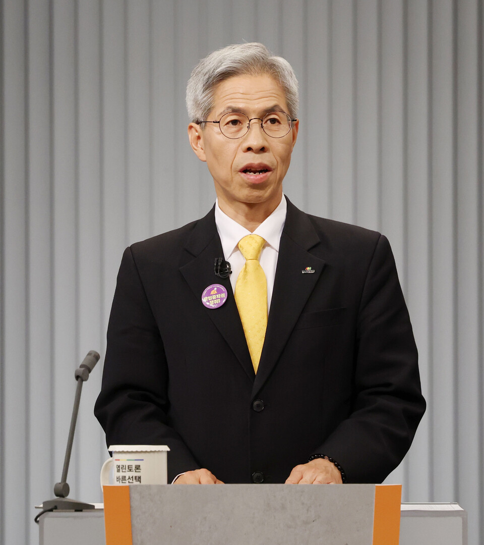 민주노동당 권영국 대선후보가 23일 서울 여의도 KBS 스튜디오에서 열린 제21대 대선 2차 후보자 토론회를 준비하고 있다. ⓒ연합뉴스(국회사진기자단)