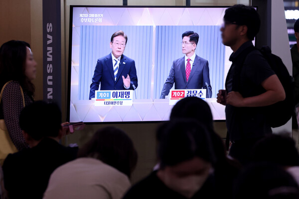 23일 서울역 대합실에서 제21대 대통령선거 2차 후보자 토론회가 생중계되고 있다. ⓒ연합뉴스