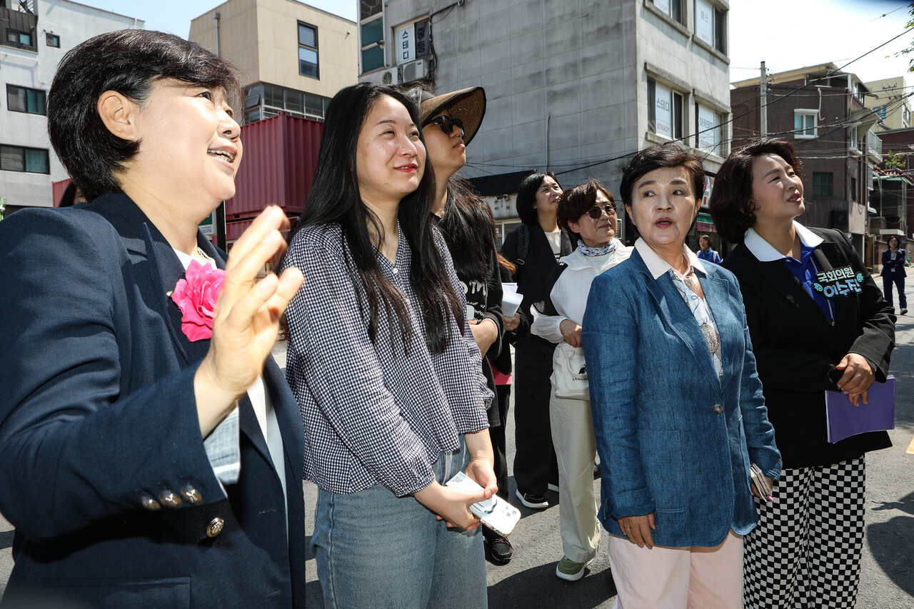 25일, 서울 중랑구 김경숙길 인근 카페에서 열린 ‘더불어민주당 중앙선대위 여성본부 일하는 여성 간담회’가 끝난 후 김경숙길에서 서영교 의원이 고(故) 김경숙 열사에 대한 짧은 설명을 하고 있다. ⓒ손상민 사진기자