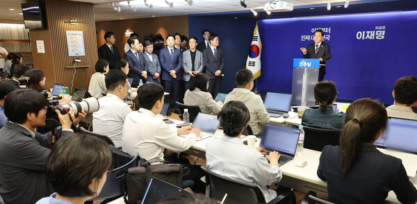 더불어민주당 이재명 대선 후보가 25일 서울 여의도 민주당사에서 열린 기자회견에서 취재진의 질문에 답변하고 있다. ⓒ연합뉴스