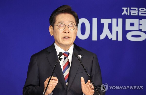 더불어민주당 이재명 대선 후보가 25일 서울 여의도 당사에서 열린 기자회견에서 취재진의 질문에 답변하고 있다. ⓒ연합뉴스