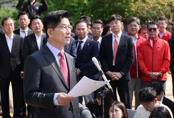 김문수 국민의힘 대선 후보가 25일 충북 옥천군 육영수 여사 생가를 방문한 뒤 취재진 앞에서 현안 관련 입장 발표를 하고 있다. ⓒ연합뉴스