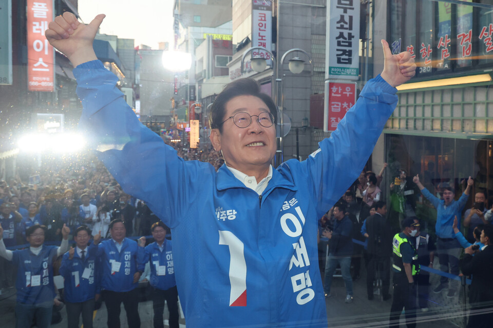 더불어민주당 이재명 대선 후보가 25일 충남 천안시 동남구 신부문화거리에서 열린 유세에서 두 팔을 번쩍 들어 인사하고 있다. ⓒ연합뉴스