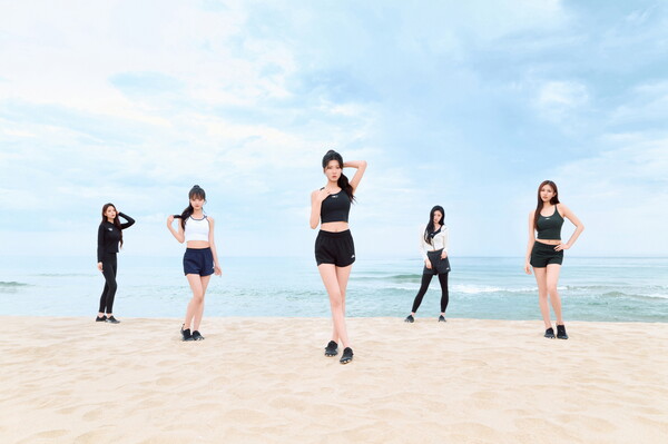 글로벌 걸그룹 '위치스(WITCHX)’가 강원도 양양 서피비치에서 오닐 썸머 컬렉션 화보 촬영을 진행했다. ⓒ 한성에프아이_오닐