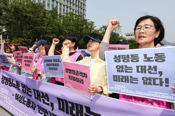 오늘(27일) 광화문 이순신 동상 앞에서 열린 ‘제9차 여성비정규직 임금차별타파주간’ 기자회견 현장. ⓒ손상민 사진기자