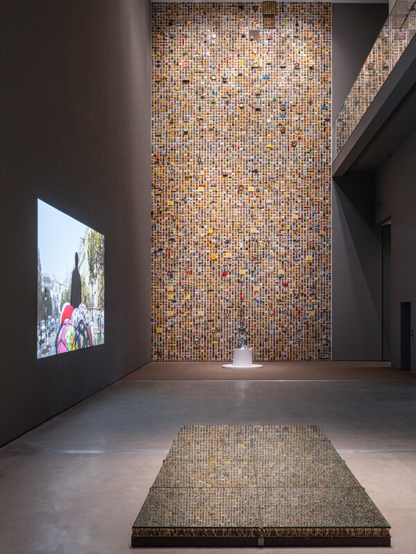 국립현대미술관 서울관 상설전 ‘한국현대미술 하이라이트’ 중 김수자의 ‘보따리 트럭-이민자들’과 강익중의 ‘삼라만상’ 전시 전경. 두 작품 모두 미술관 소장품 수집 이후 처음 선보인다.  ⓒ국립현대미술관 제공