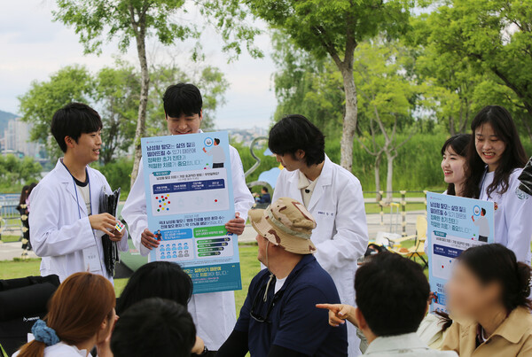 한국약학대학생연합(KNAPS)의 회원들이 반포 한강공원에서 캠페인을 진행하는 모습 ⓒ 한국오가논 제공
