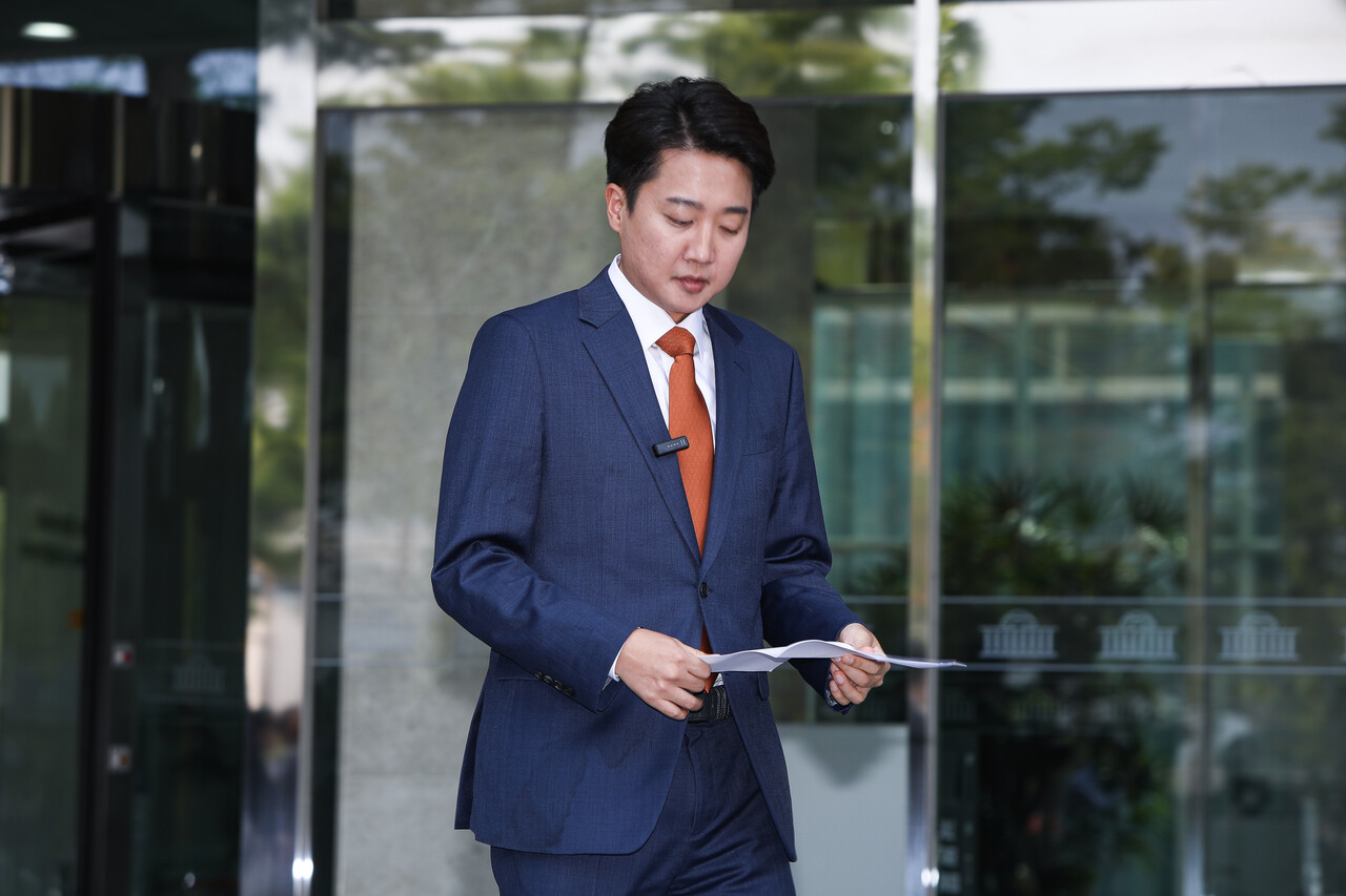 27일 서울 국회 소통관 앞에서 열린 기자회견에서 이준석 개혁신당 대선 후보가 발언을 하기 위해 이동하고 있다. ⓒ손상민 사진기자