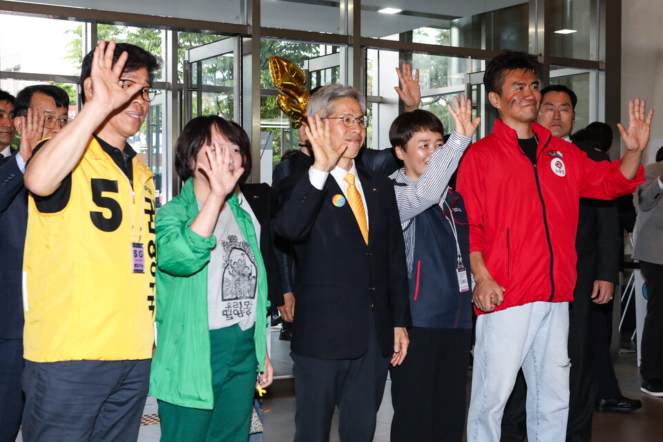 권영국 민주노동당 후보가 진보정당 지도부와 함께 제21대 대선 마지막 TV 토론회가 열리는 서울 마포구 상암 MBC 스튜디오에 나란히 모습을 드러냈다.ⓒ손상민 사진기자