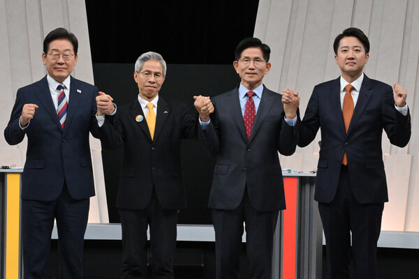 더불어민주당 이재명·민주노동당 권영국·국민의힘 김문수·개혁신당 이준석 대선 후보가 27일 서울 마포구 상암동 MBC 스튜디오에서 진행된 정치 분야 TV토론회에 앞서 포즈를 취하고 있다.ⓒ연합뉴스