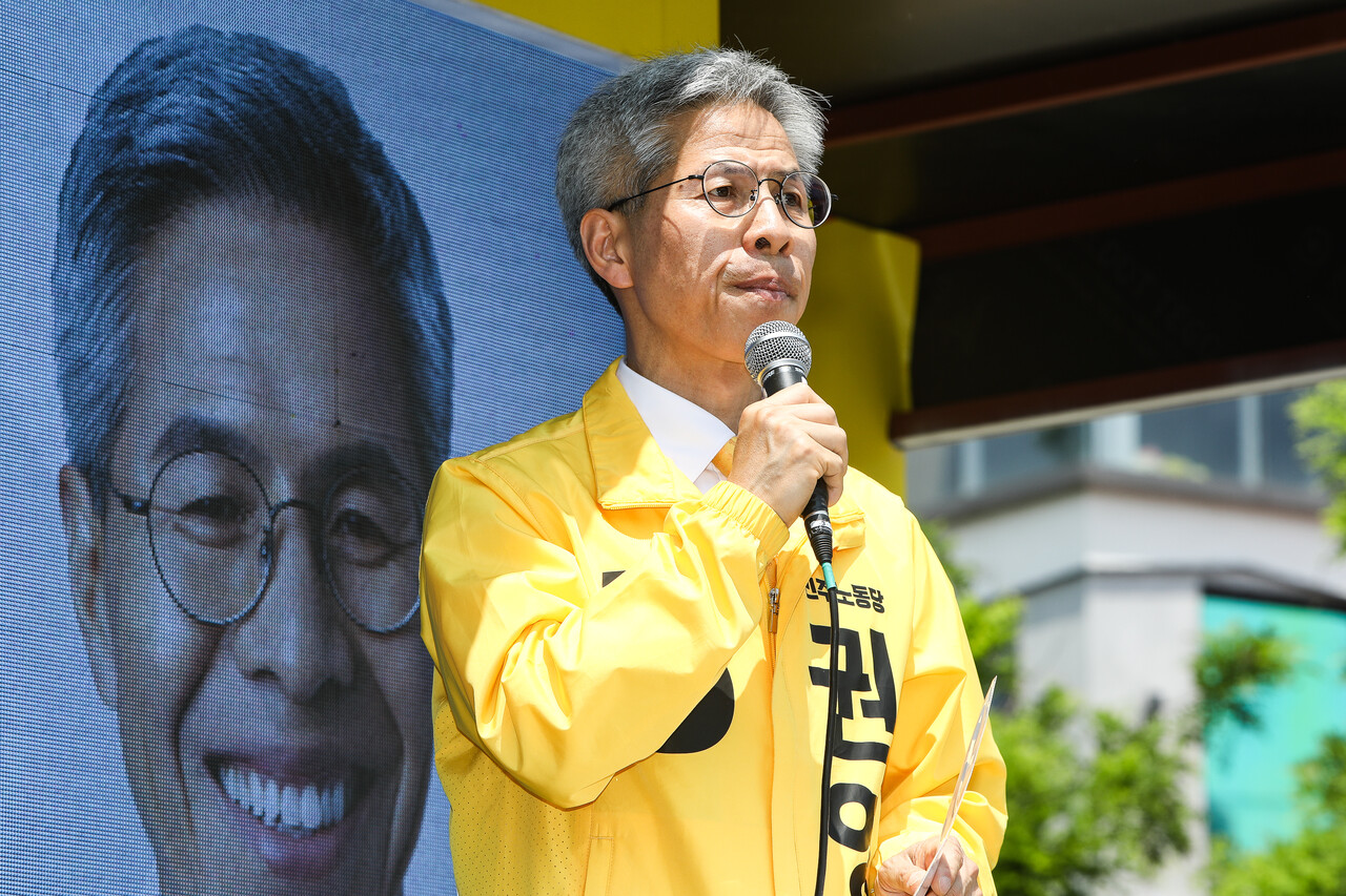 25일 서울 홍익대학교 인근 연남파출소 앞에서 열린 권영국 민주노동당 대선 후보의 유세에서 권 후보가 발언을 하고 있다. ⓒ손상민 사진기자
