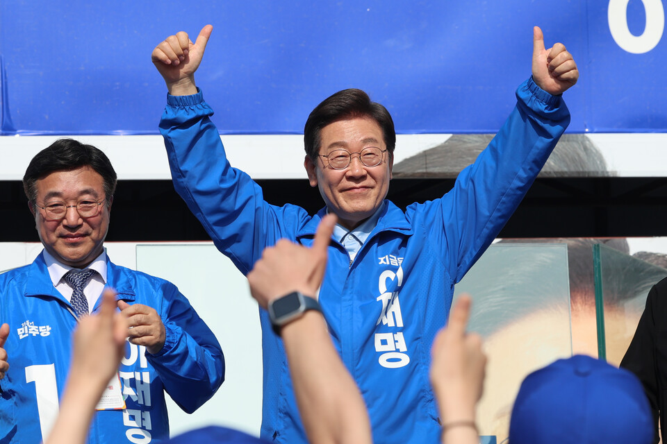 더불어민주당 이재명 대선 후보가 26일 경기 남양주시 평내호평역 광장에서 열린 유세에서 엄지손가락을 치켜들고서 시민들에게 지지를 호소하고 있다. ⓒ연합뉴스