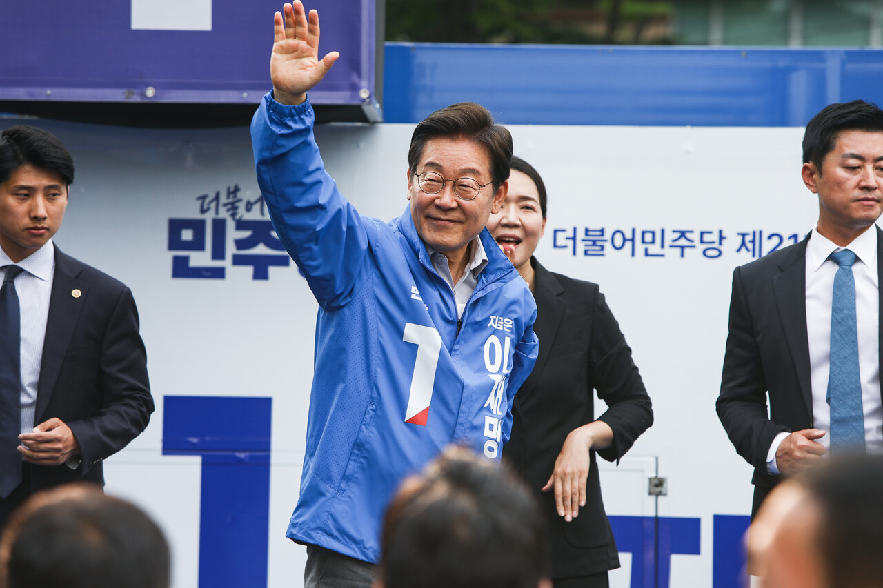 이재명 더불어민주당 대선 후보가 28일 서울 중랑구 어린이대공원역 앞에서 열린 선거 유세에서 지자들에게 손을 흔들고 있다. ⓒ손상민 사진기자