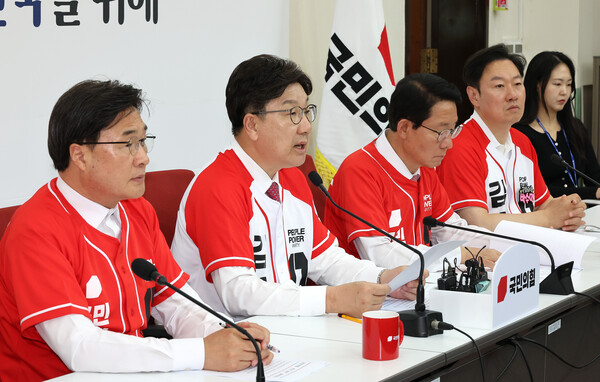 국민의힘 권성동 공동선거대책위원장(왼쪽 두번째) ⓒ연합뉴스