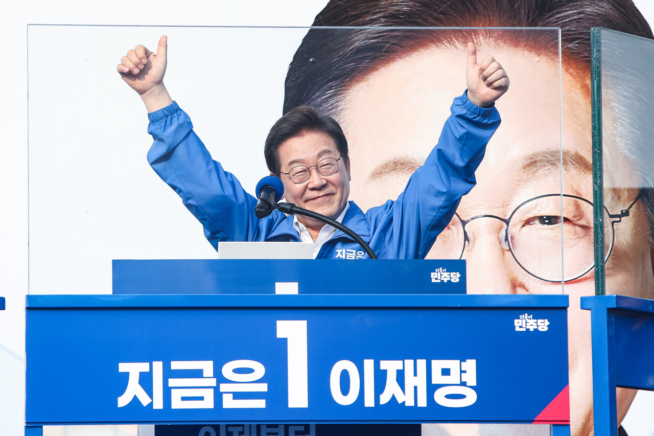 더불어민주당 이재명 대선 후보가 29일 서울 서초구 고속터미널역 앞에서 유세를 이어갔다. ⓒ손상민 사진기자