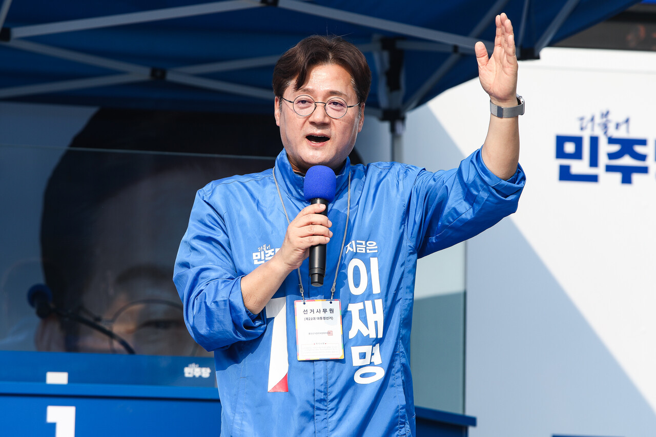 29일 서울 서초구 고속터미널역 앞 유세에서 홍익표 더불어민주당 서초구을 지역위원장이 발언하고 있다. ⓒ손상민 사진기자