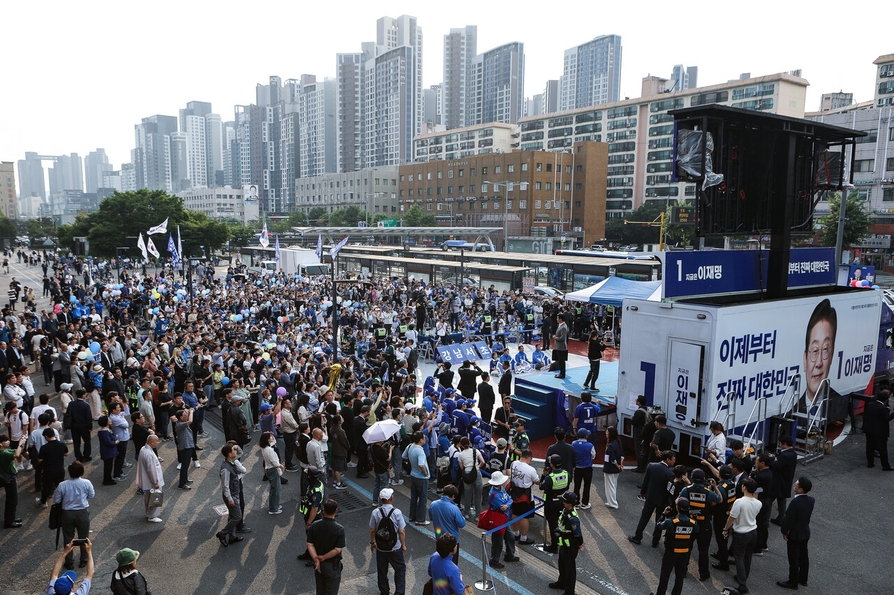 29일 서울 서초구 고속터미널역 앞에서 열린 더불어민주당 이재명 대선 후보의 유세 현장에 몰린 인파. ⓒ손상민 사진기자