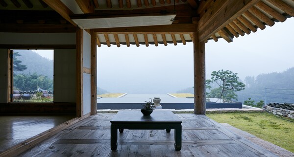 종남산에서 본 아원고택 천지인. ⓒ아원고택 제공